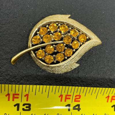 VINTAGE GOLD TONED LEAF W/ ORANGE STONES EARRING & BROOCH SET
