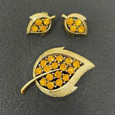 VINTAGE GOLD TONED LEAF W/ ORANGE STONES EARRING & BROOCH SET