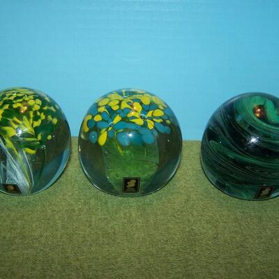 LOT 86 LOVELY COLLECTIBLE 3 KERRY GLASS PAPERWEIGHTS