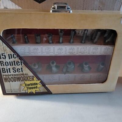 LOT 32 NEW TOUGH TEST 2 HP PLUNGE ROUTER WITH BITS