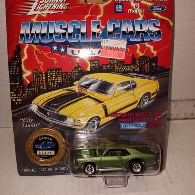 1994 Johnny Lightning Muscle Cars 1972 Nova SS 1:64 Die-cast Cruising the Strip