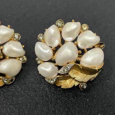 VINTAGE TRIFARI PEARL & GOLD TONED EARRINGS