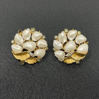 VINTAGE TRIFARI PEARL & GOLD TONED EARRINGS