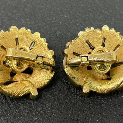VINTAGE TRIFARI PEARL & GOLD TONED EARRINGS