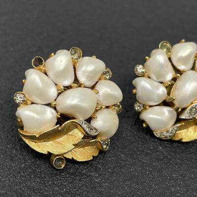 VINTAGE TRIFARI PEARL & GOLD TONED EARRINGS