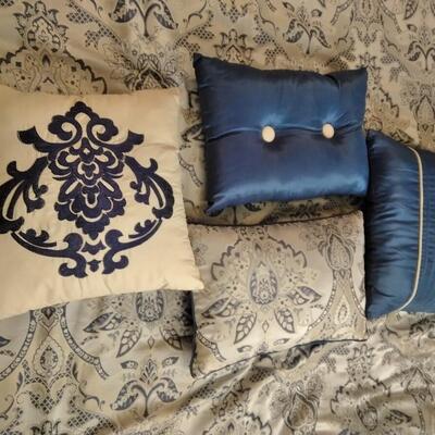 LOT 6 QUEEN / KING BEDDING AND THROW PILLOWS