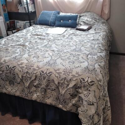 LOT 6 QUEEN / KING BEDDING AND THROW PILLOWS