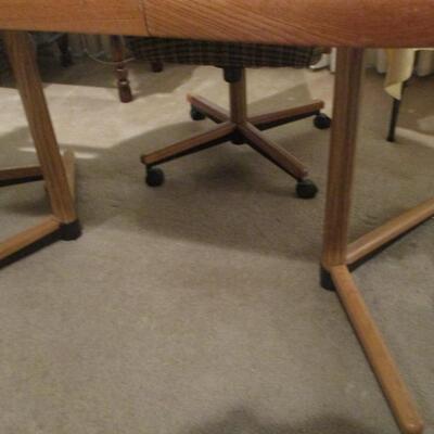 Oak Veneer Oval Pedestal Table w/Game chairs
