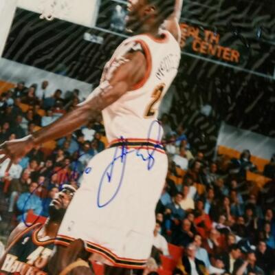 LOT 60  PICTURE AND AUTOGRAPH ANTONIO MCDYESS