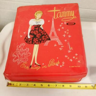LOT 61  VINTAGE TAMMY DOLL CASE WITH THREE DOLLS AND CLOTHS