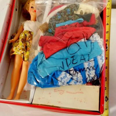 LOT 61  VINTAGE TAMMY DOLL CASE WITH THREE DOLLS AND CLOTHS