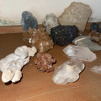 Lot 104 Rock Hound Group Crystals Specimens 18 pcs