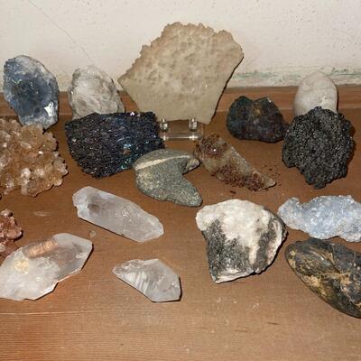 Lot 104 Rock Hound Group Crystals Specimens 18 pcs