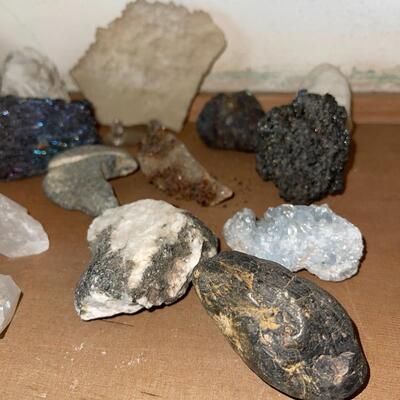 Lot 104 Rock Hound Group Crystals Specimens 18 pcs