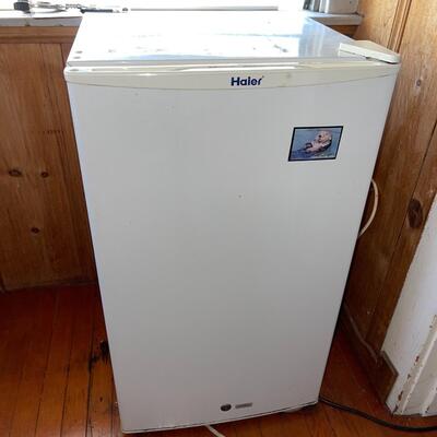 Lot 116 Mini Refrigerator Haier 17x19x32 Working