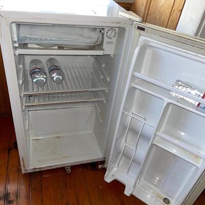 Lot 116 Mini Refrigerator Haier 17x19x32 Working