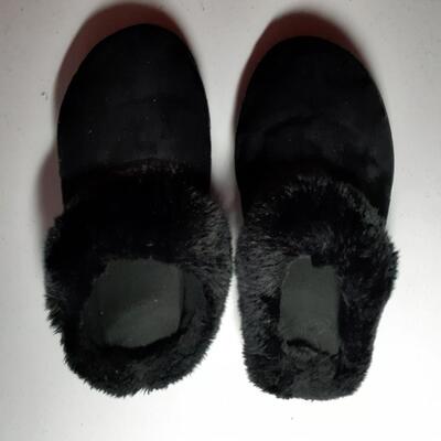 Ladies Isotoner slippers size 5 to 9