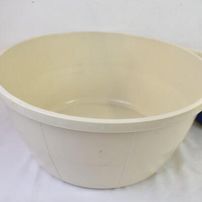 Kitchen Lot: 5 Pots/Pans, 4 Lids, Large Plastic Bowl/Tub