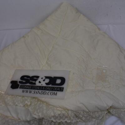 White/Cream Batting Filled Tree Skirt, 31" Radius, Great Condition