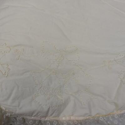 White/Cream Batting Filled Tree Skirt, 31" Radius, Great Condition