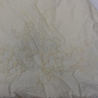 White/Cream Batting Filled Tree Skirt, 31" Radius, Great Condition