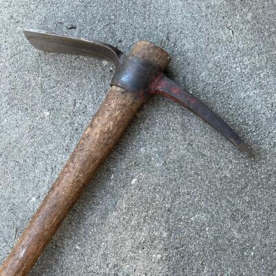 LOT 161.  OLD TIME PICK AXE