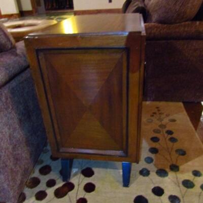 Mid-Century Modern Style Wood Finish Side/Accent Storage Table