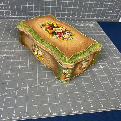 Vintage Tin with Sewing Buttons 