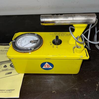 Lot 194 Vintage Civil Defense Geiger Counter Victoreen Radiation Meter