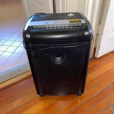 Lot 195 Amazon Basics Paper Shredder