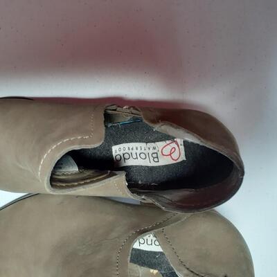 Blondo ladies waterproof shoes size 6.5 m