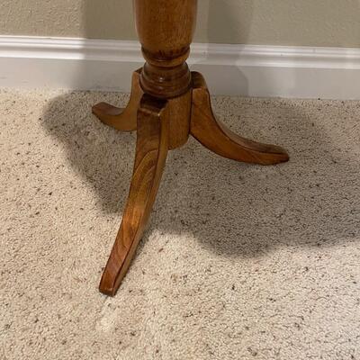 Butler Specialty Company Wooden decorative accent table w/scalloped edge
