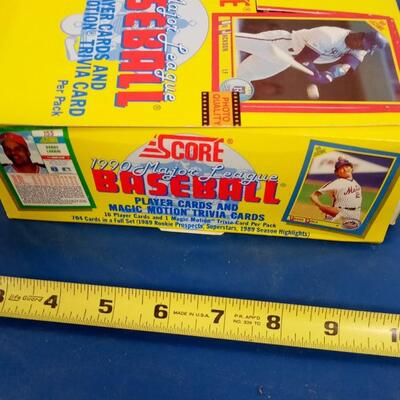 LOT 81   BOX 1990 BASEBALL CARDS