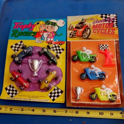 LOT 89  VINTAGE PLASTIC TOY RACE CARS AND MOTORCYCLES