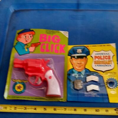 LOT 90  TOY GUN AND POLICE INSIGNIA
