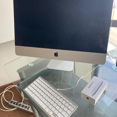 2013 iMac desk top Computer with keyboard