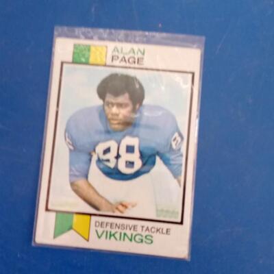 LOT  91    LARGE LOT OF VINTAGE FOOTBALL CARDS