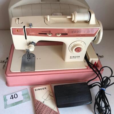 Vintage Singer Sewing Machine w/ Travel case