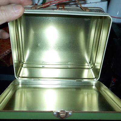 1950's "Lassis Lunch Box", no thermos.
