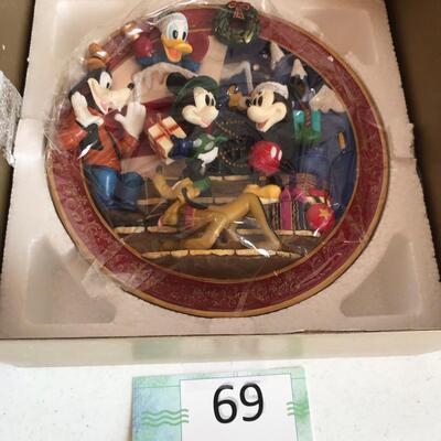 Mickey Mouse Enchanted Christmas Relief Plate NIB