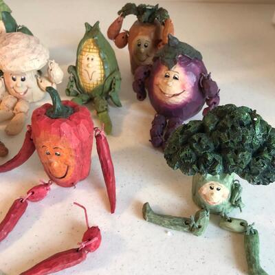Lot of jointed vegetable figurines