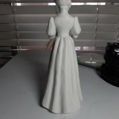 9.6in tall porcelan lady with umbreiia
