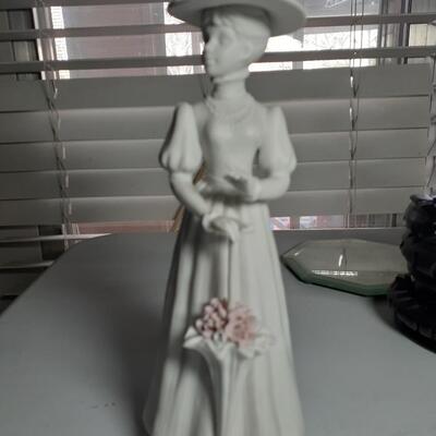 9.6in tall porcelan lady with umbreiia