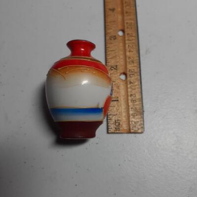 2.6in tall porcelan japanese vase