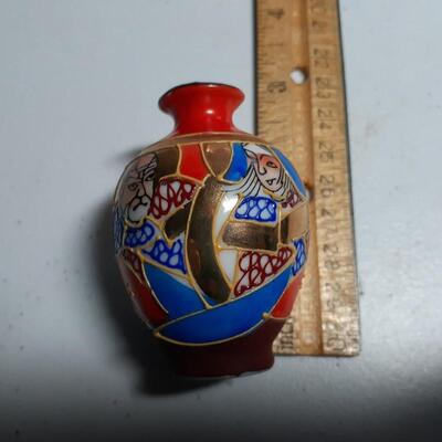 2.6in tall porcelan japanese vase