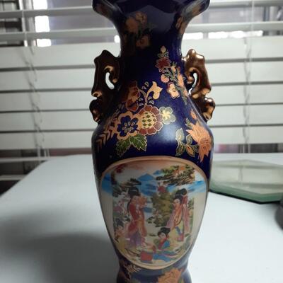 Vintage Japanese porcelan vase
