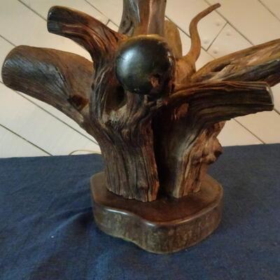 LOT 15. VINTAGE NATURAL WOOD TABLE LAMP