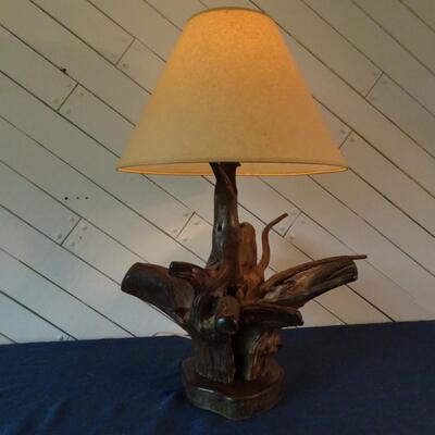 LOT 15. VINTAGE NATURAL WOOD TABLE LAMP