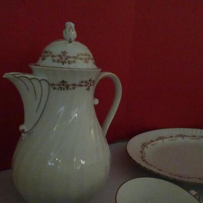 LOT 16. KAISER "MARLENE" CHINA SET