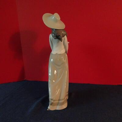 LOT 18. FIGURINE BY NAO